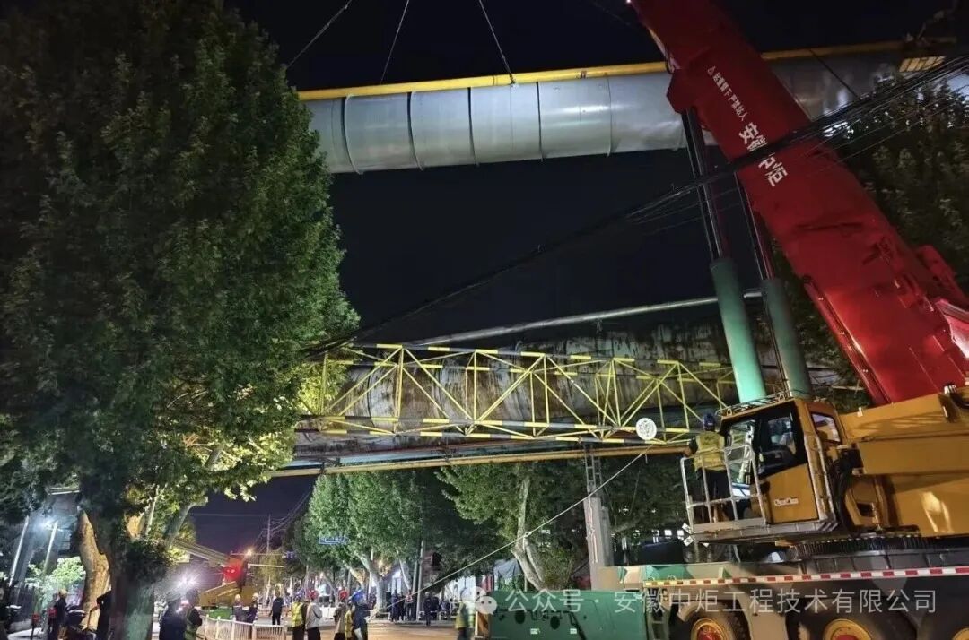 夜色中的900吨全地面起重机